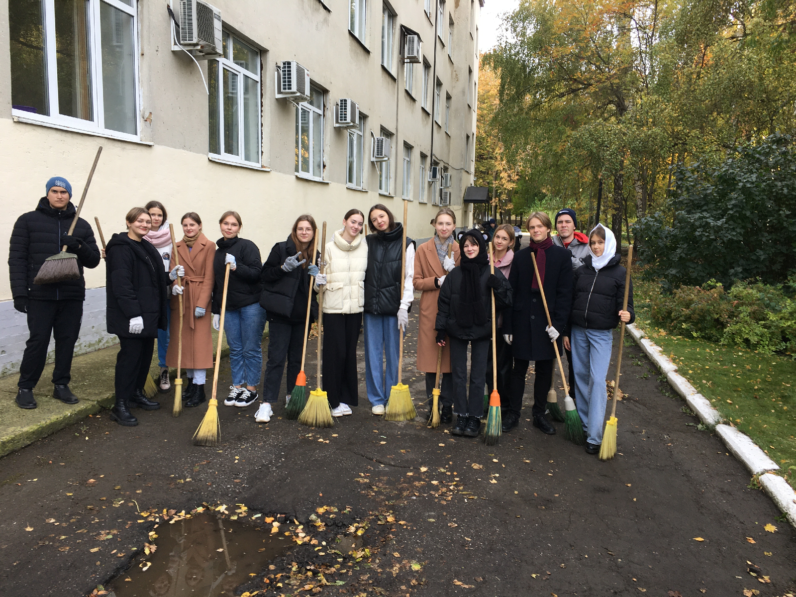 14 октября 2023 года группы 23ИПО1 (куратор – проф. каф. ВИиО В.И. Шувалов) и 23ИПД2 участвовали в трудовом десанте по уборке территории вокруг 11 корпуса ПГУ